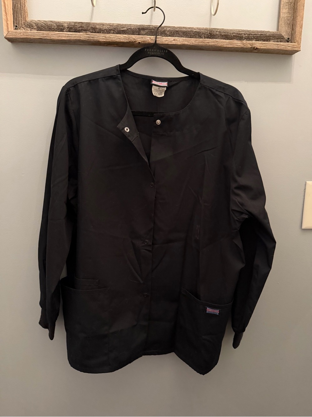 Cherokee Workwear women’s Black scrub snap front lab coat / jacket